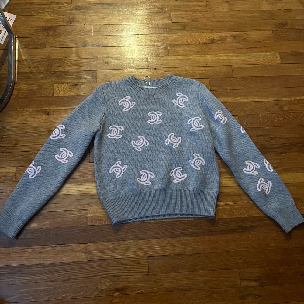 CHANEL Gray and Pink Crew Neck Sweater with Elegant Design